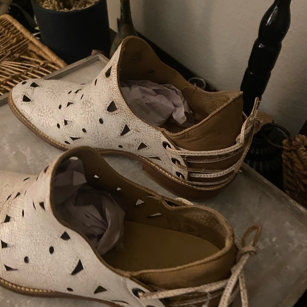 Musse & Cloud Cream Cutout Ankle Booties - Picture 3 of 6
